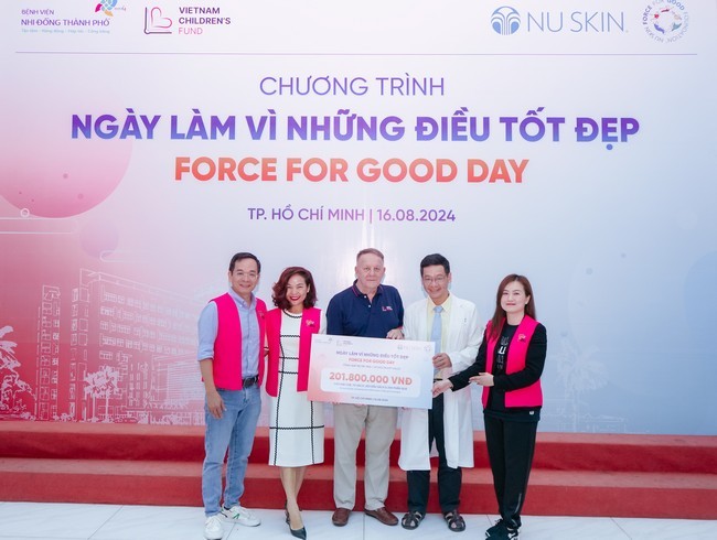 hinh-1-nu-skin-dong-hanh-cung-dnxh-vietnams-children-fund-tai-tro-hon-200-trieu-dong-de-tang-tu-sach-cong-trinh-mai-che-va-200-qua-tang-cho-cac-em-nho-dang-dieu-tri-tai-benh-vien-1723883861.jpg